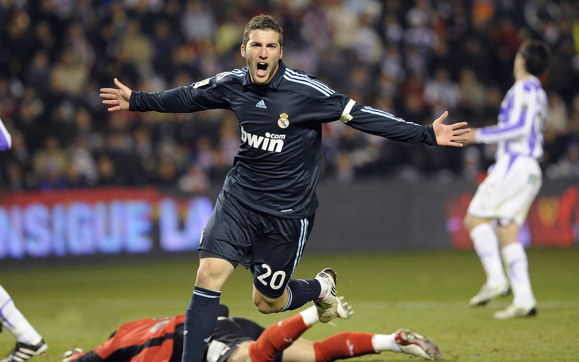 图穆亚展现出的突破技巧和视野为袋鼠队带来优势，图阿 穆勒